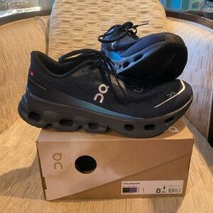 On cloud shoes ✨ size 8!